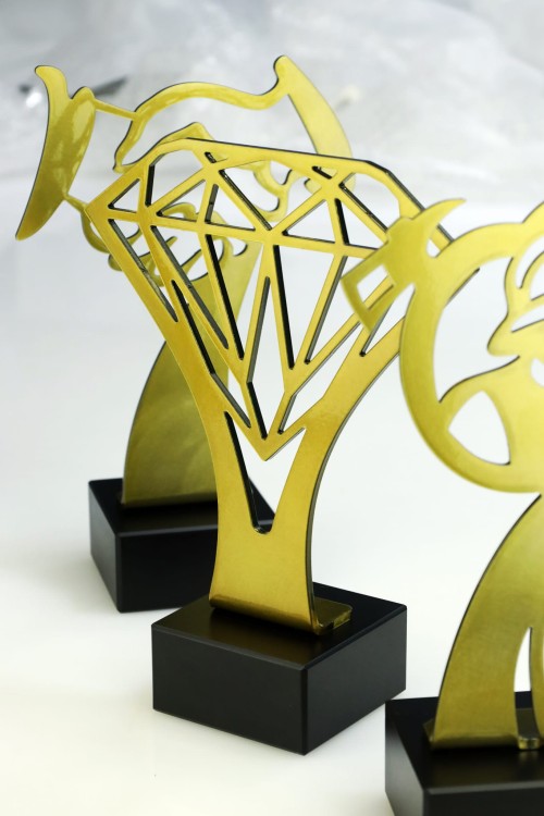 Nowoczesna statuetka geometryczna złoty diament - BL-DIA_2.jpg