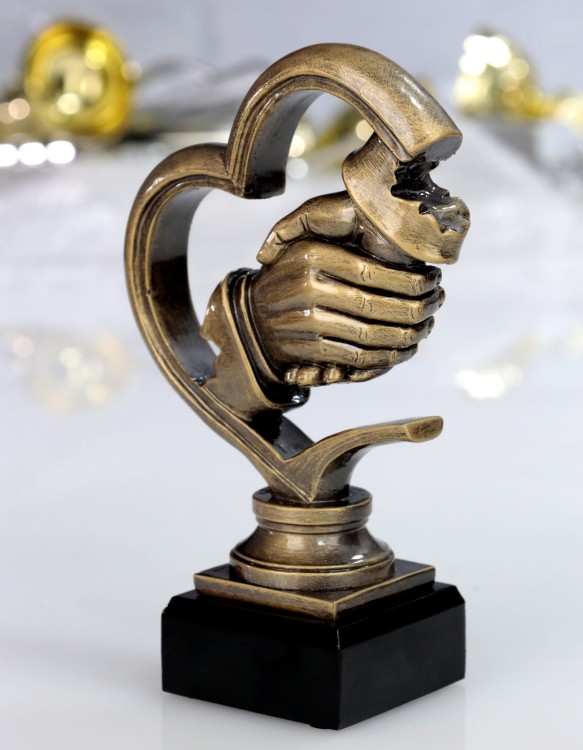 Symbol zawarcia umowy uścisk dłoni statuetka - RFST3047_BR_art (4).jpg